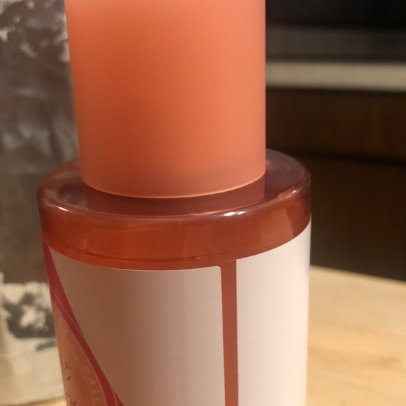 New in packaging Victoria secret Just Peachy body mist - Picture 5 of 6